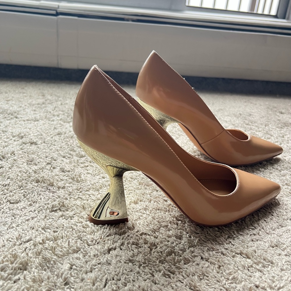 Katy Perry. New without tags. Size 9. Elegant Nude Heels with Unique Gold Heel